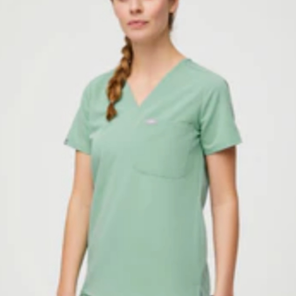 FIGS Women’s Jade Catarina One-Pocket Scrub Top and Zamora Jogger, Small